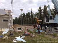 Nosturi nostaa, kaivuri kaataa